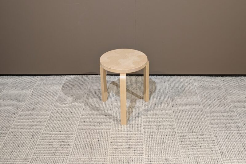 Hocker 60 Lokki von Artek+Marimekko Birke 3 Beine