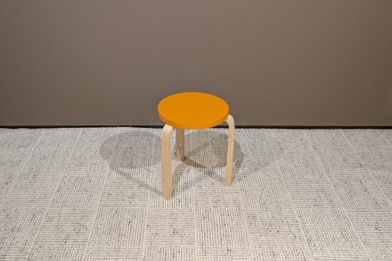 Hocker 60 von Artek 3 Beine Beine Birke, Sitz Birke orange lackiert