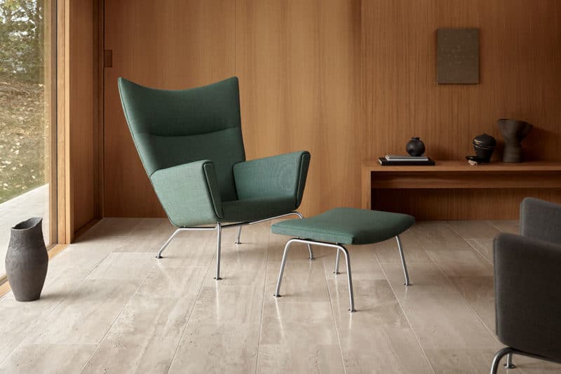 CH445 Wing Chair und CH446 Hocker