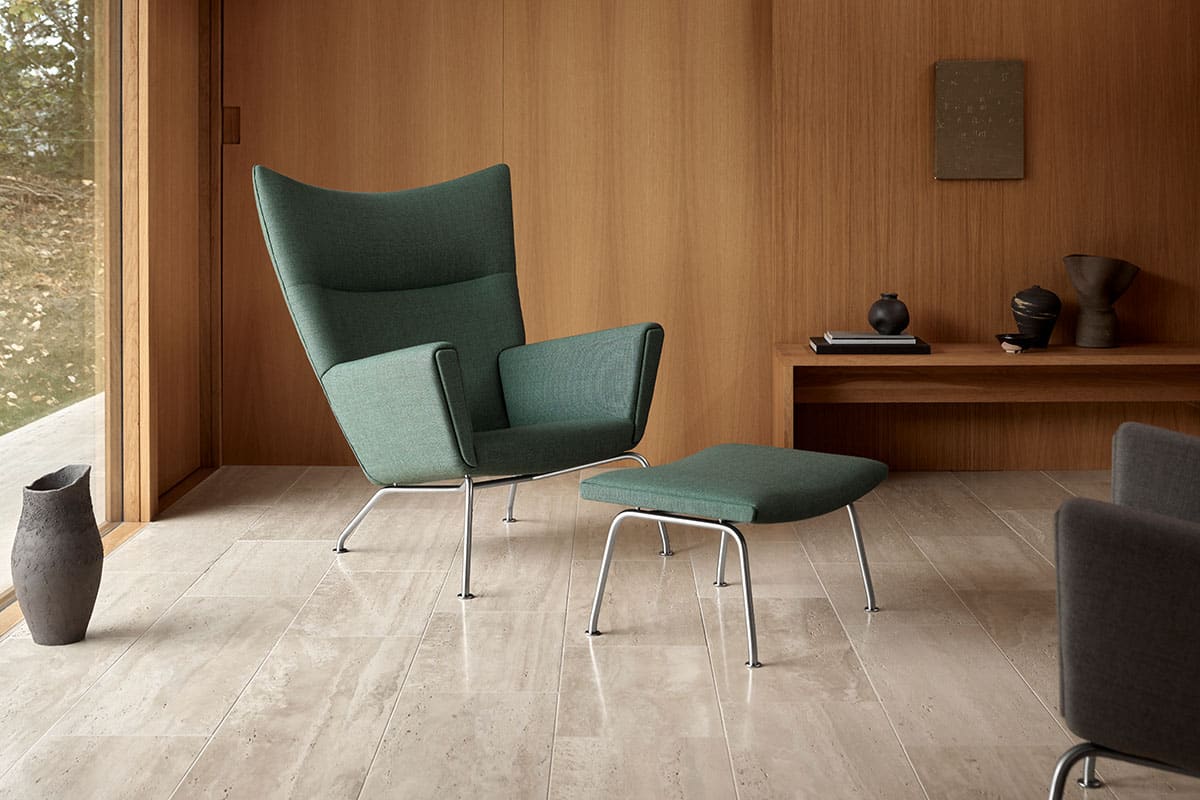 CH445 Wing Chair und CH446 Hocker