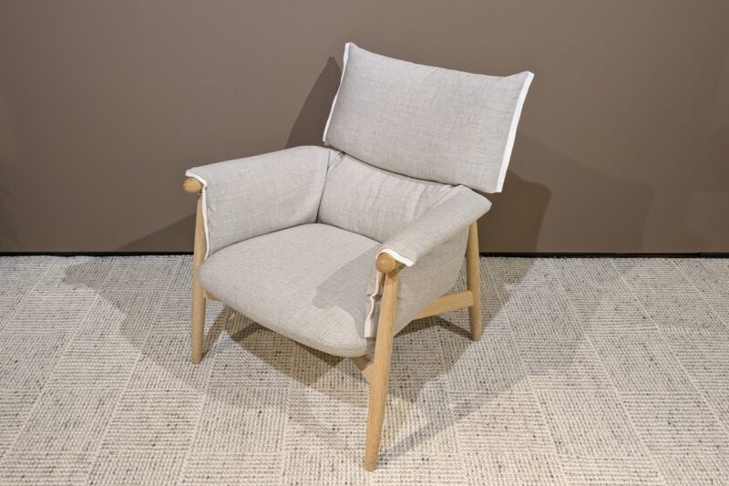 Loungesessel Embrace von Carl Hansen, Gestell Eiche geseift, Stoffbezug Molly 112