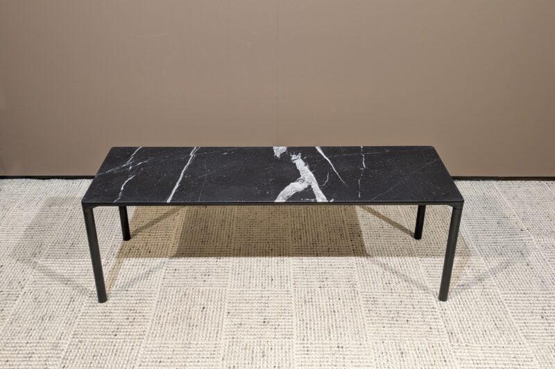 Couchtisch Piloti von Fredericia, Gestll schwarz pulverbeschichtet, Platte Marmor schwarz