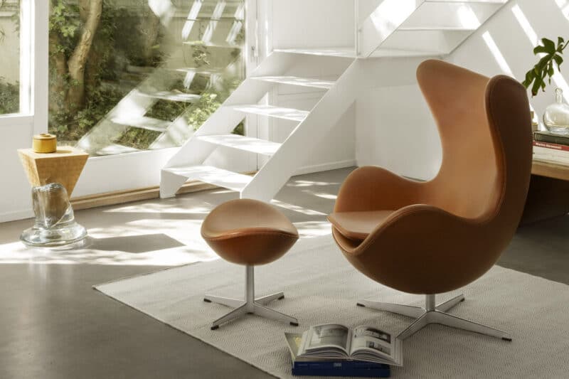 Fritz Hansen Egg Chair und Fußhocker in Leder Cognac