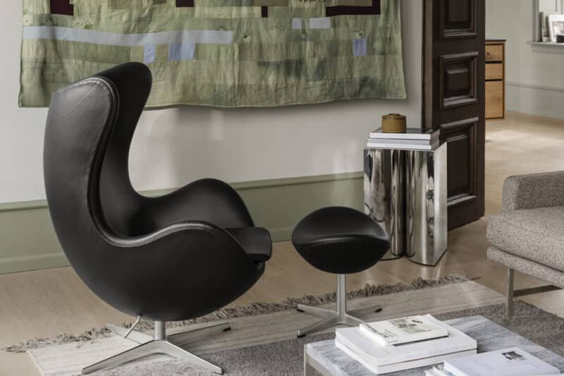 Fritz Hansen Egg Chair und Fußhocker in Leder schwarz