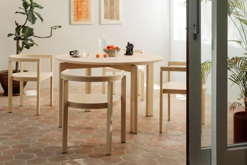 Fritz Hansen After Stuhl, klar lackierte Esche, Sitzgruppe mit rundem Esstisch