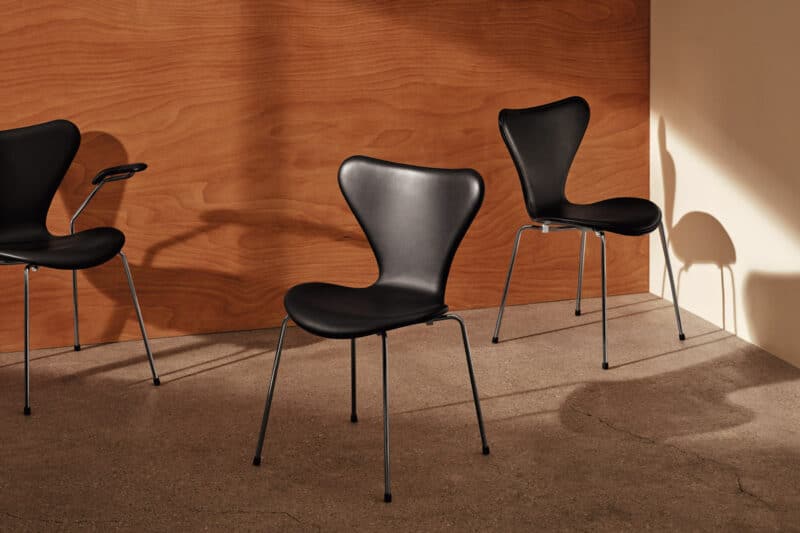 Fritz Hansen Serie 7 Stuhl mit essential Ledr in schwarz