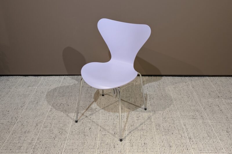 Stuhl Serie 7 von Fritz Hansen, Chromgestell, Sitz in Violet