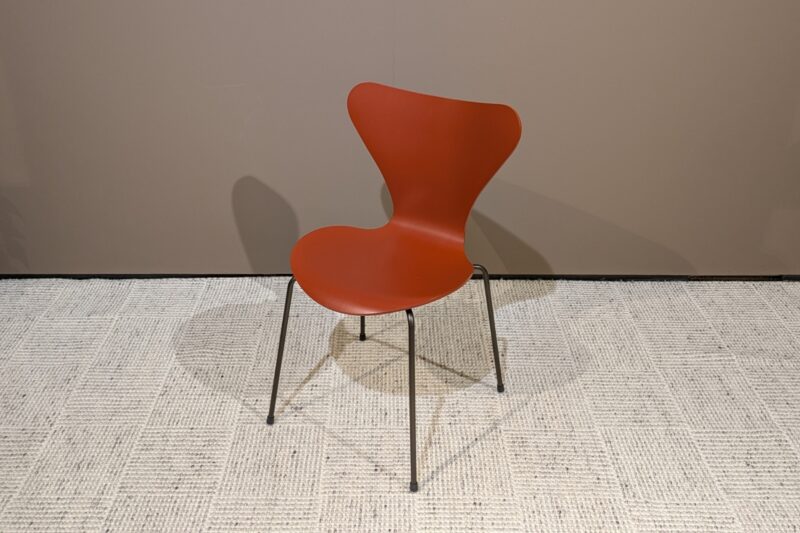 Stul Serie 7 von Fritz Hansen in Venetian Red