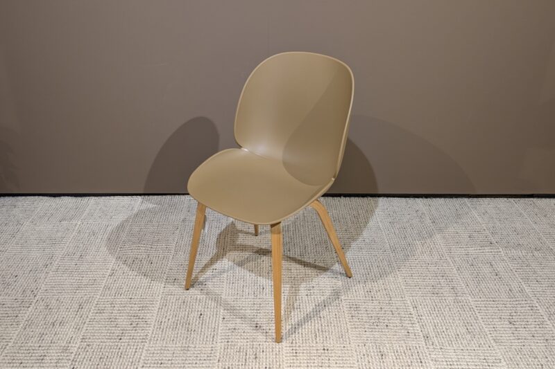 Schalenstuhl Beetle Chair von Gubi, Gestell Eichenfurnier natur, Sitzschale hellbeige