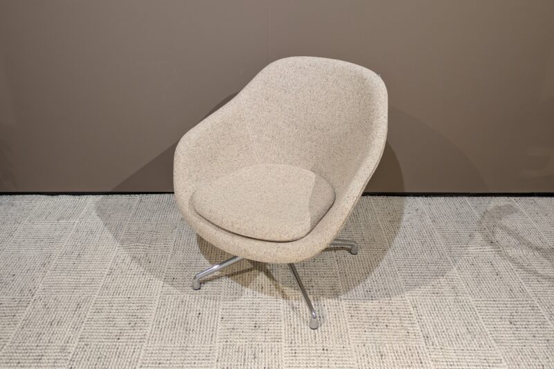 Loumgesessel AAL81 von HAY, Drehgestell verchromt, Stoffbezug hellbeige