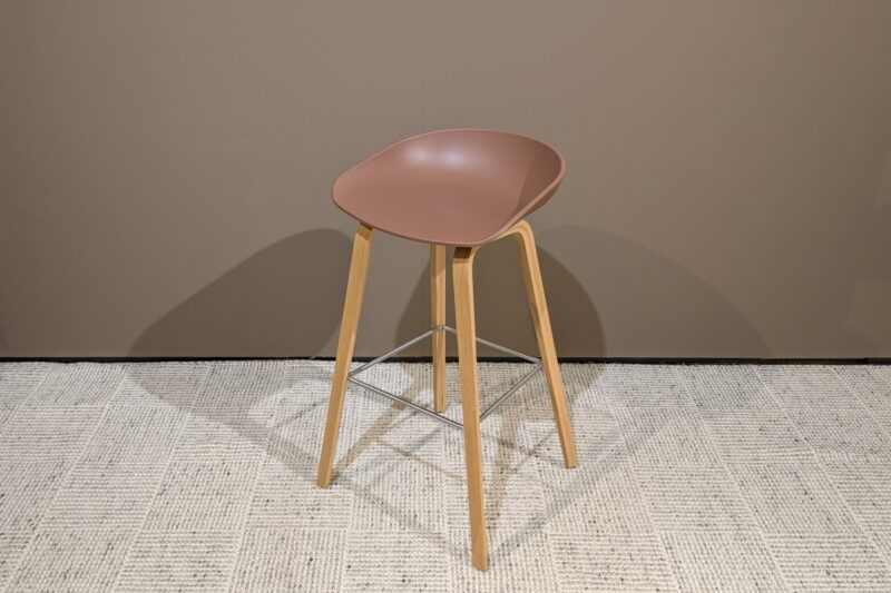 Barhocker AAS32 high von HAY Gestell Eichenfurnier klar lackiert, mit Fußraster in Edelstahl, Sitz Soft Brick, Sitzhöhe 75cm