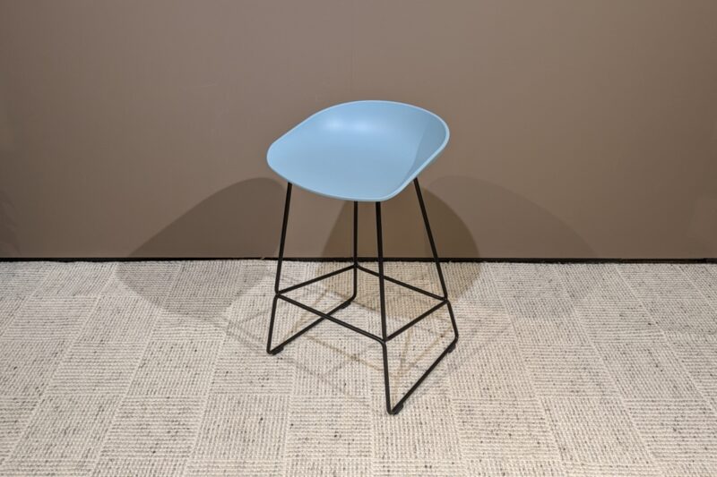 Barhocker AAS38 Low von HAY Gestell schwarz pulverbeschichtet, Sitz blau, Höhe 65cm