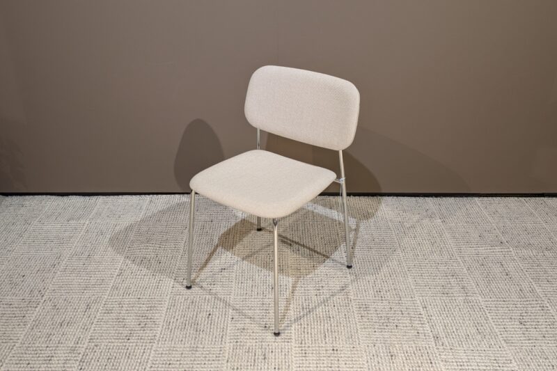 Stuhl Soft Edge 41 von HAY, Stahlgestell verchromt, Sitz- und Rückenpolsterung in Hallingdal 200 hellbeige