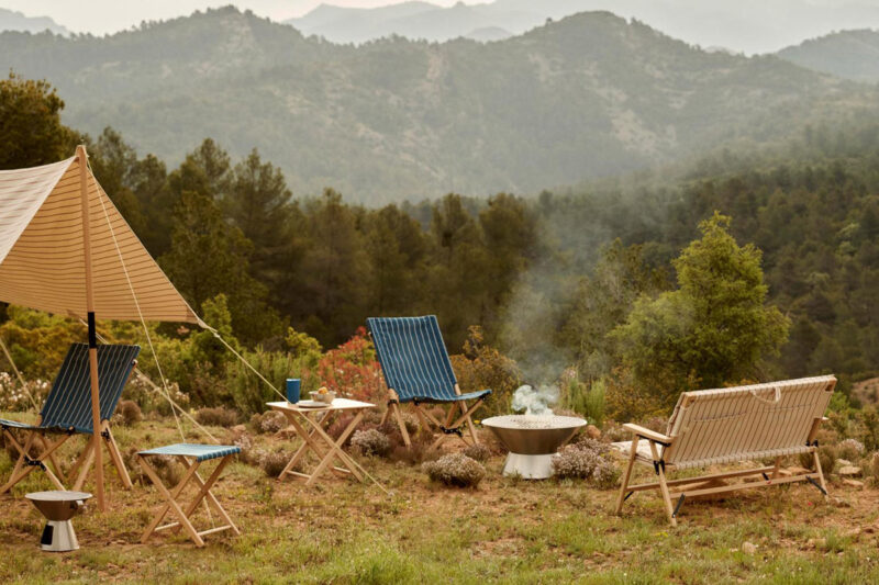 HAY Outdoor Market Kollektion von Jasper Morrison Outdoormöbel Präsentation im Gelände