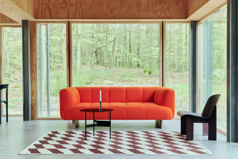 HAY Shift Kelim Teppich burgundy im Raum