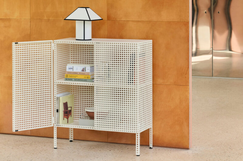 Hay Perforated Cabinet Medium in der Farbe Eggshell
