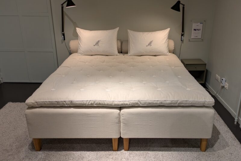 Rahmenbett Light von Mattsons inklusive Nackenrollen