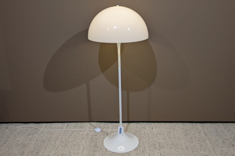 Stehleuchte Pathella von Louis Poulsen in opal weiß