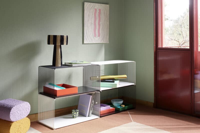 Montana Panton Wire extended in den Farben schwarz und weiß als Sideboardlösung