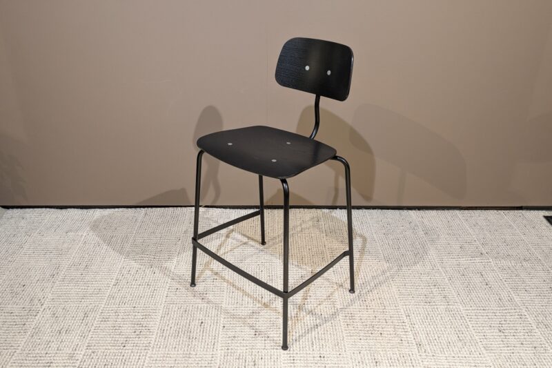 Barhocker Kevi 2061 von Montana Gestell schwarz, Sitz- und Rückenlehne schwarz lackiert
