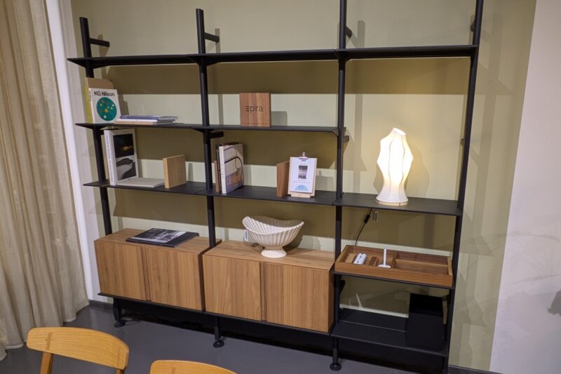 Regalsystem Pira G2 von String Furniture, Gstell Black Grey, Holz Walnuss