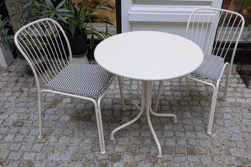 Thorvald Coffe Table Ivory und Thorvald Side Chair Ivory inkl. Sitzauflage in 140 Bora, alles von &tradition