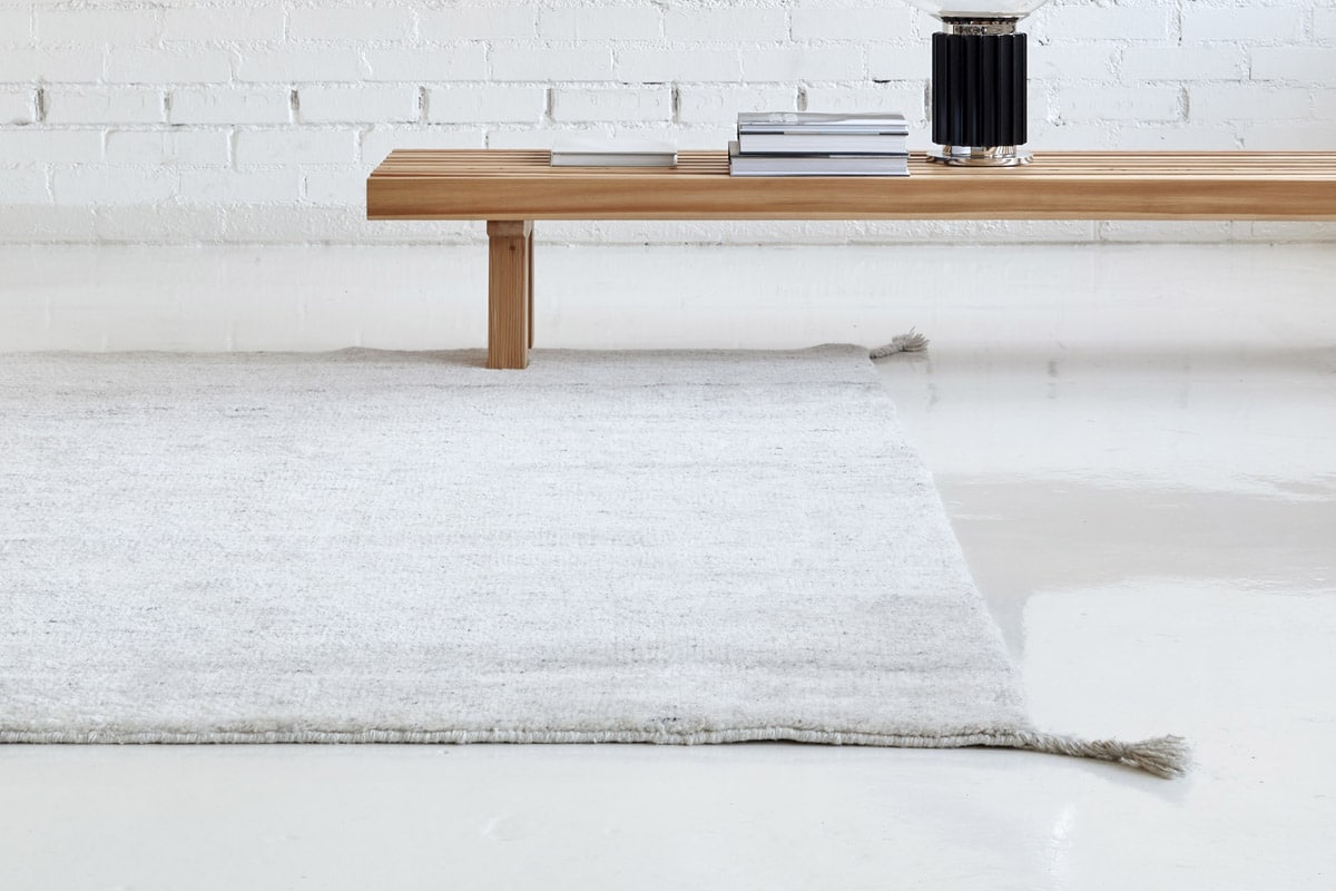 Uni_18500115-ivory-white_b Wollteppich Uni von Woodnotes in der Farbe Ivory White, Detailansicht