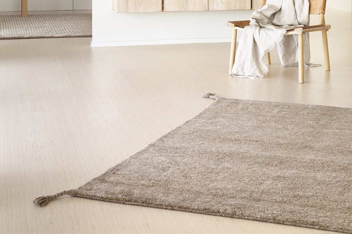 Uni_18500505_camel_b Wollteppich Uni von Woodnotes in der Farbe camel, Detailansicht