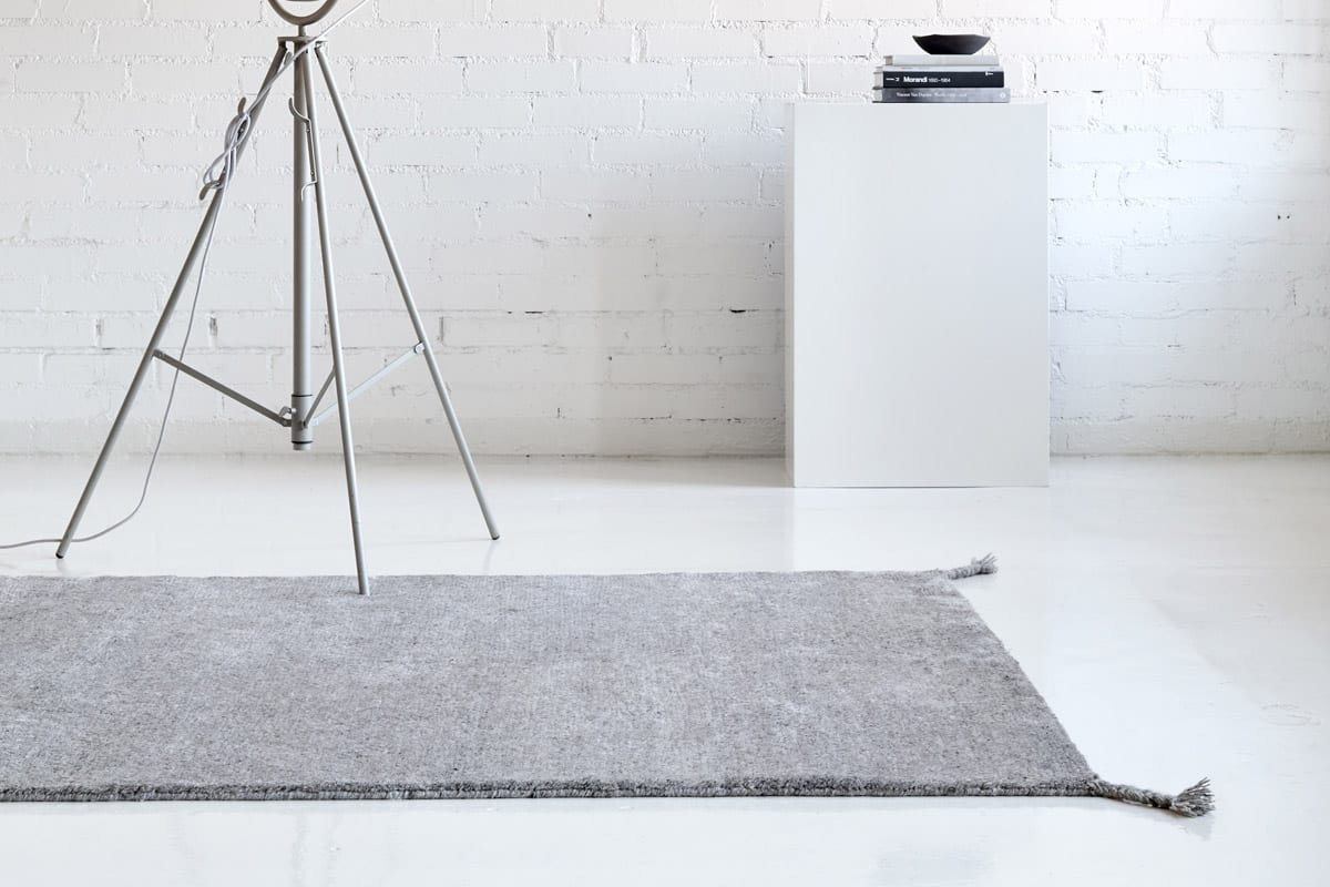 Uni_18503030_-light-grey_2b Wollteppich Uni von Woodnotes in der Farbe Light Grey, Detailansicht
