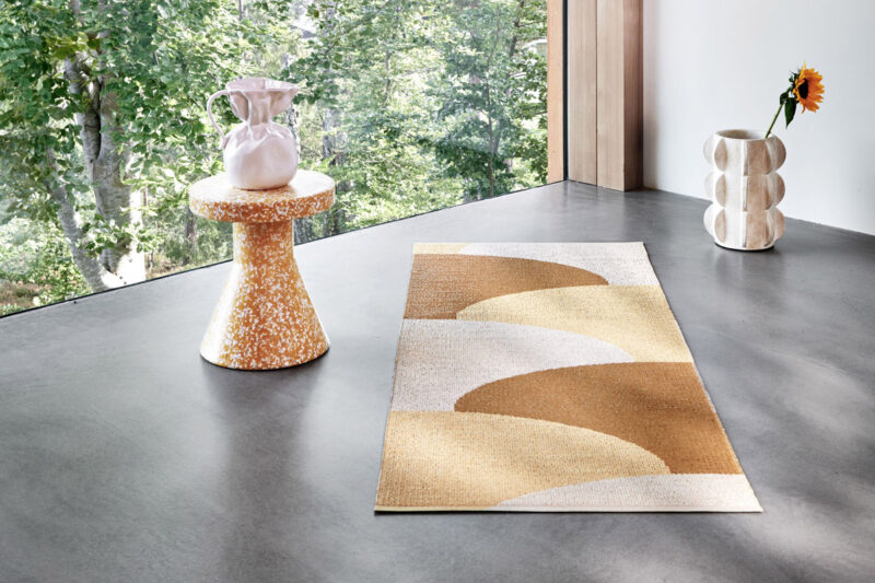Pappelina Teppich Hill Farbe Ochre/Pale Yellow/Cream