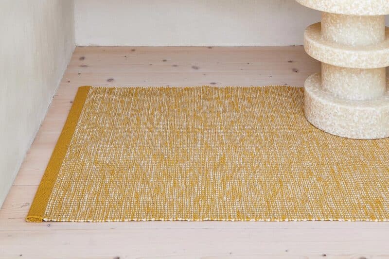 Pappelina Teppich Sam Farbe Mustard/Cream