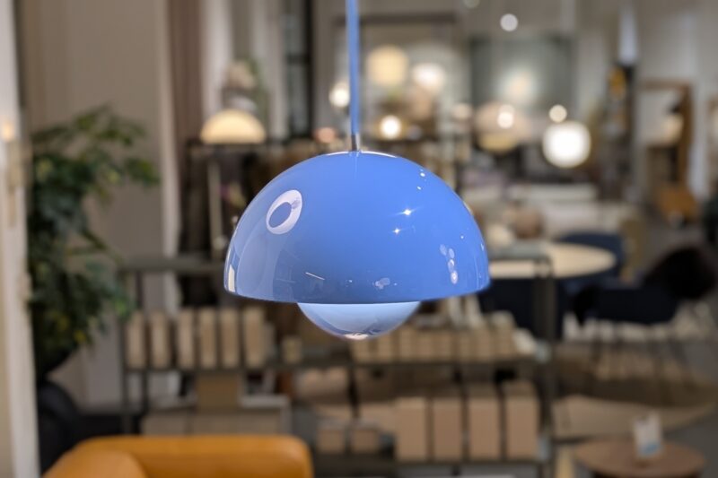 Hängeleuchte Flowerpot VP7 von &tradition in Swim Blue