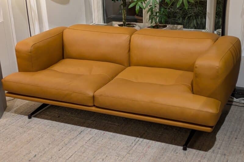 Sofa Inland AV22 von &tradition 2-Sitzer, Bine schwarz pulverbeschichtet, Vollpolsterung Leder Cognac